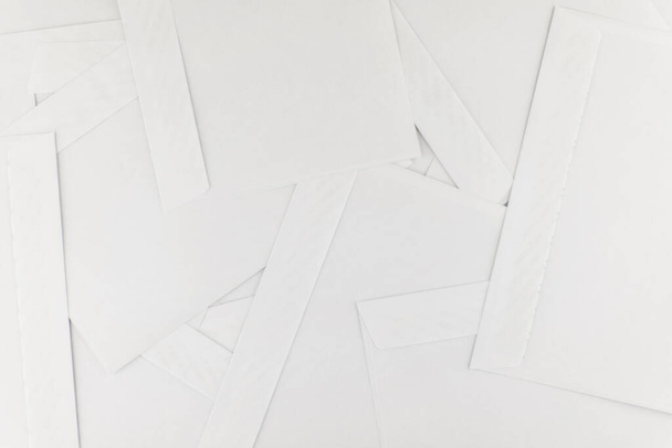 фон для офісної роботи з листуванням: велика купа конвертів, які чекають на роботу над ними
 - Фото, зображення