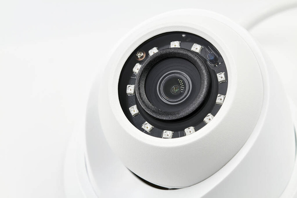 Dome beveiligd camera op lichte achtergrond met bewegingssensoren. Videobewakingscamera. Close-up, selectieve focus. - Foto, afbeelding