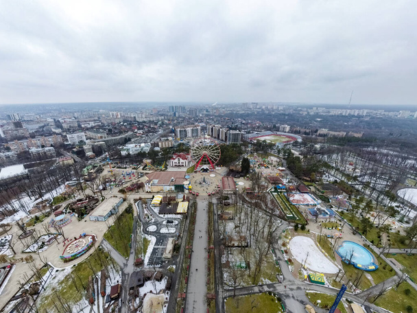 Centrum van Kharkiv Park van Maxim Gorky panorama. Ferris wiel en Kerstmis Nieuwjaar boom luchtfoto. Seizoensvakanties traditionele kermisrecreatie - Foto, afbeelding
