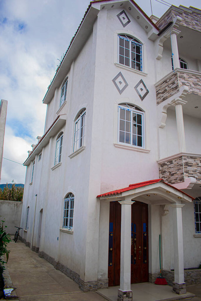 nagy fehér ház oszlopokkal ablakokkal - Fotó, kép