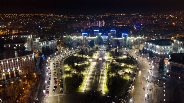Vista aerea notturna con luci di illuminazione di Derzhprom e Karazina National University on Freedom Svobody Square Kharkiv, Ucraina - Foto, immagini