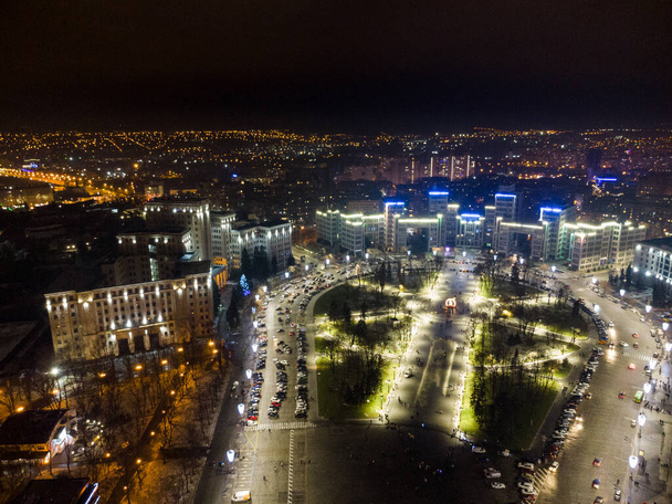 Vista aerea notturna con le luci di illuminazione vacanze di Derzhprom e Karazina National University on Freedom Svobody Square Kharkiv, Ucraina - Foto, immagini