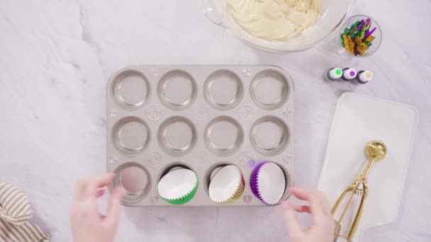 Frosting vanille cupcakes met Italiaanse boterroom glazuur voor Mardi Gras viering. - Video