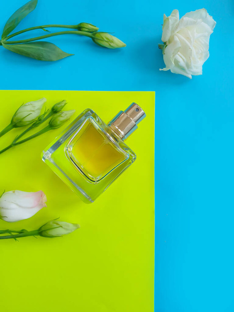 bouteille parfum fleur sur un fond coloré - Photo, image