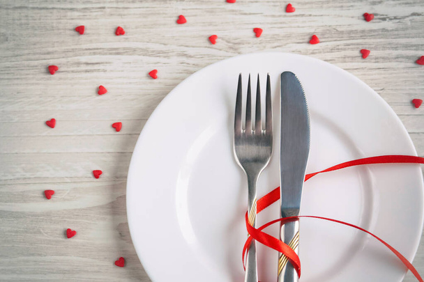 赤いハートのバレンタインデーテーブルの設定と木製の背景にフォーク - 写真・画像