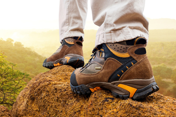 Primer plano de botas de excursionista sobre rocas
. - Foto, imagen