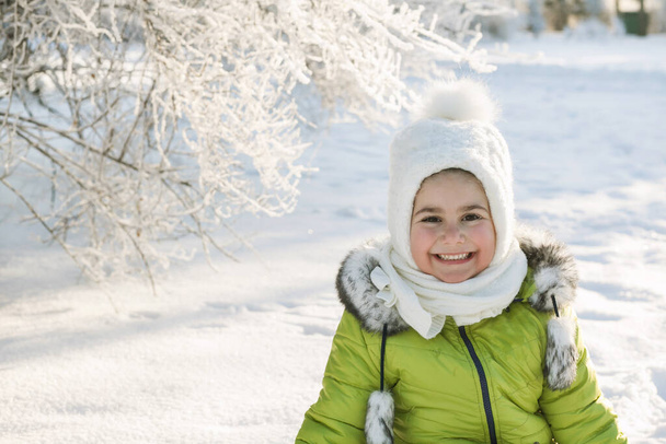 公園で遊んでいる冬服の幸せな女の子  - 写真・画像