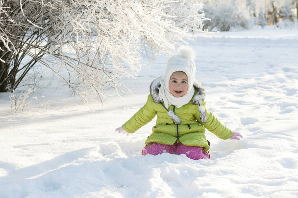 happy girl in winter clothes playing in the park  - Foto, imagen