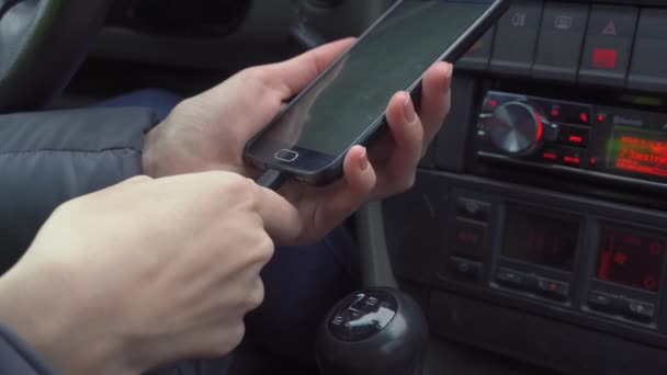 Λήψη φορτιστή USB τηλέφωνο από το αυτοκίνητο αναπτήρα βύσμα - Πλάνα, βίντεο