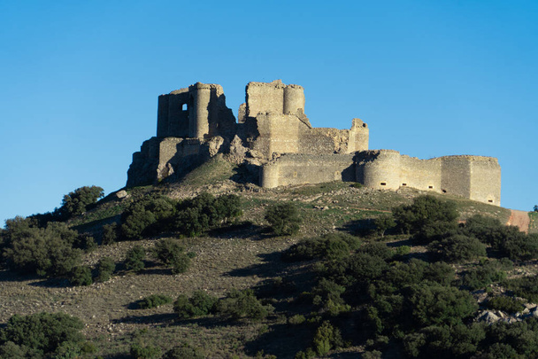 Luftaufnahme der mittelalterlichen Burgruine Pueble de Almenara in Cuenca Spanien mit konzentrischen Mauern, halbrunden Türmen und winkelförmigen Bastionen - Foto, Bild