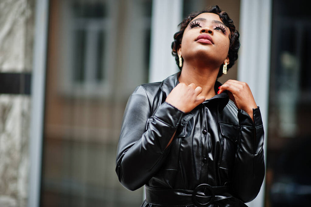 Fashionable beautiful african american woman posing in black leather jacket at street. - Fotoğraf, Görsel
