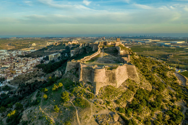 バレンシア近くのサグント要塞(サグント)の空中夕日パノラマビュースペイン - 写真・画像