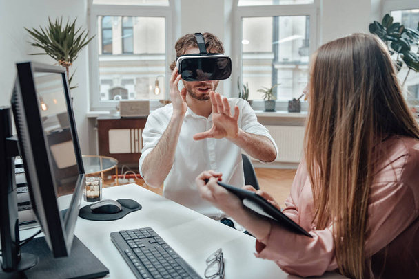 Les hommes d'affaires travaillent avec des lunettes de réalité virtuelle et une tablette au bureau - Photo, image