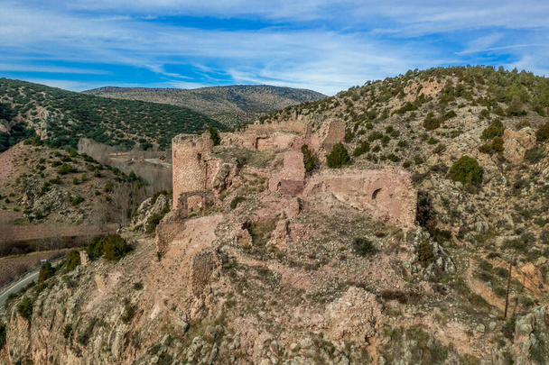 Légi kilátás Santa Croche (Szent Kereszt) középkori vár rom az úton, hogy Albarracin Spanyolország egy meredek szikla egy félkör alakú Donjon és részleges - Fotó, kép