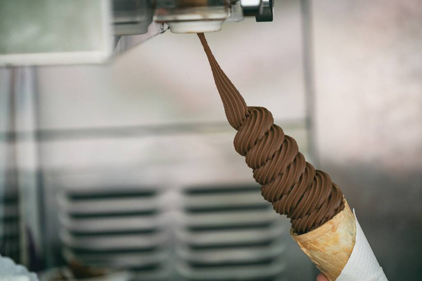 Dondurma tatlandırılmış donmuş yiyecekler genellikle atıştırmalık ya da tatlı olarak yenir. Dondurma makinesi arka planı - Fotoğraf, Görsel