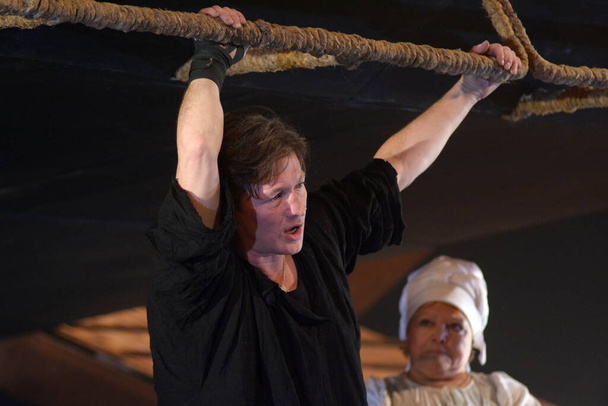 Barnaul, Rusia-12 de enero de 2021. Actores del teatro en trajes medievales juegan en la obra "Vine a darte libre albedrío" - Foto, Imagen