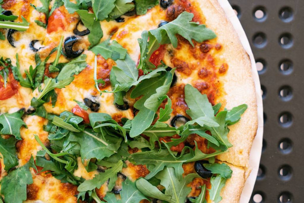 Вегетаріанська піца з духовки. Піца запечена з вегетаріанцями з сиром і оливками крупним планом
 - Фото, зображення
