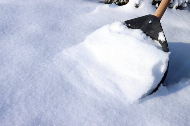Schep verwijdert sneeuw na sneeuwval - Foto, afbeelding