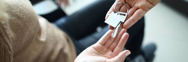 Fiatal nő tolószékben fogadó ház kulcsai - Fotó, kép