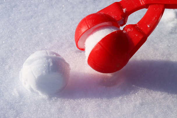 punainen muovi lumipallo maker valkoinen lumi. Talvilomien käsite - Valokuva, kuva