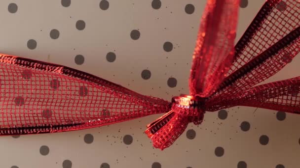 Cadeau emballé avec un ruban papillon rouge  - Séquence, vidéo