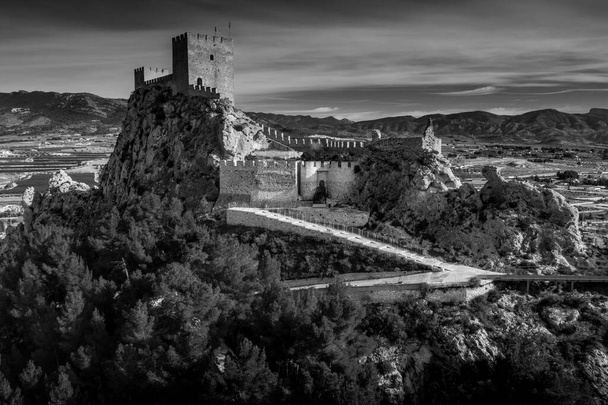 Vista aérea do medieval restaurado castelo de Sax com duas torres retangulares e duas torres semicirculares protegendo o portão perto de Alicante Espanha - Foto, Imagem