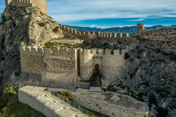 Vue aérienne du château médiéval restauré de Sax avec deux tours rectangulaires et deux tours semi-circulaires protégeant la porte près d'Alicante en Espagne - Photo, image