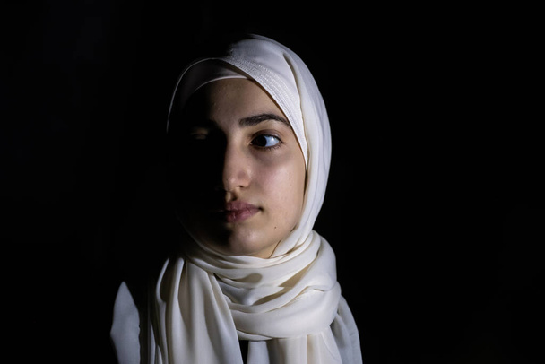 retrato de chica de Oriente Medio en una habitación oscura - Foto, Imagen
