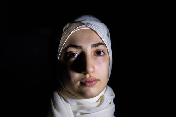 retrato de chica de Oriente Medio en una habitación oscura - Foto, Imagen