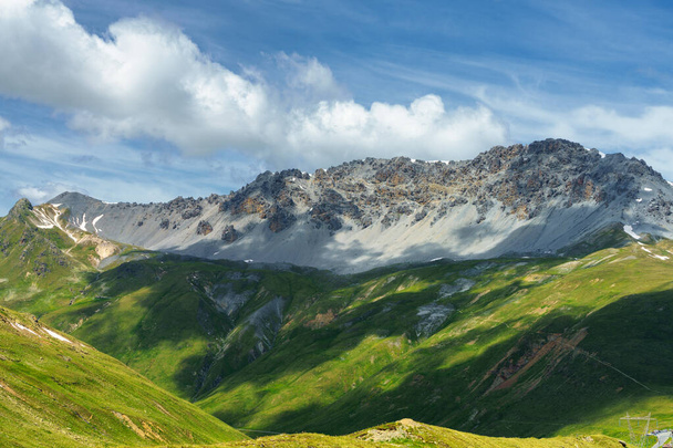Krajobraz górski wzdłuż drogi do przełęczy Stelvio, prowincja Sondrio, Lombardia, Włochy, latem. - Zdjęcie, obraz