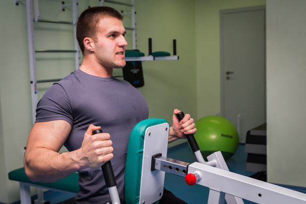 Man training in the gym - Valokuva, kuva