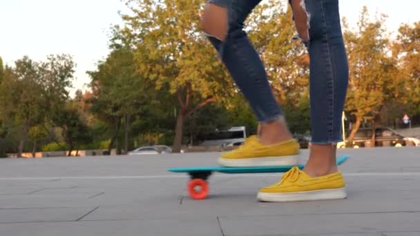 Крупный план скейтборда в парке   - Кадры, видео