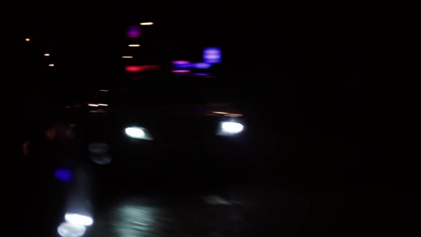 Der linke Außenspiegel zeigt ein Polizeiauto in Bewegung. Weiche Unschärfe eines Polizeiautos - Filmmaterial, Video