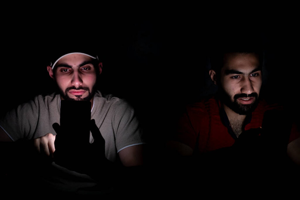 retrato de chicos de oriente medio montándose juntos en una habitación oscura - Foto, imagen
