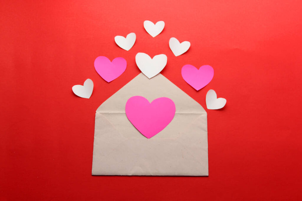 Sevgililer günü mektupları ve kırmızı arka planda kalpleri olan mesajları severler. - Fotoğraf, Görsel