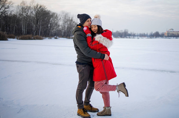 Veselý nadnárodní pár hraje ve sněhu - Fotografie, Obrázek