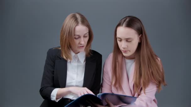 Tiro de duas mulheres discutindo em jaquetas - Filmagem, Vídeo