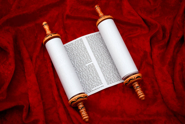 Vanhan testamentin teksti, juutalainen temppeli tai synagoga, uskonnollinen pergamenttikäärö ja juutalaisen uskonnon käsite, jossa pyhä Toora on avoinna punaisella samettitaustalla - Valokuva, kuva