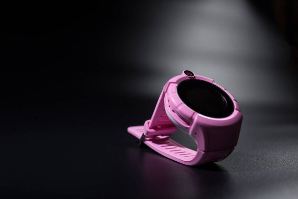 Orologio rosa per bambini isolato su nero con copysapce, primo piano. - Foto, immagini