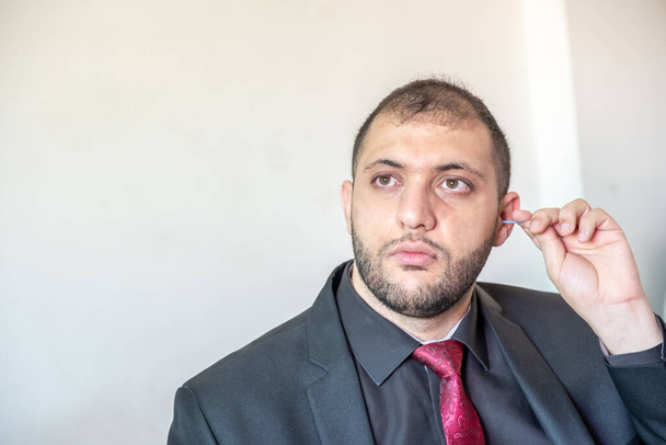 árabe chico limpieza su oído de earwax - Foto, Imagen