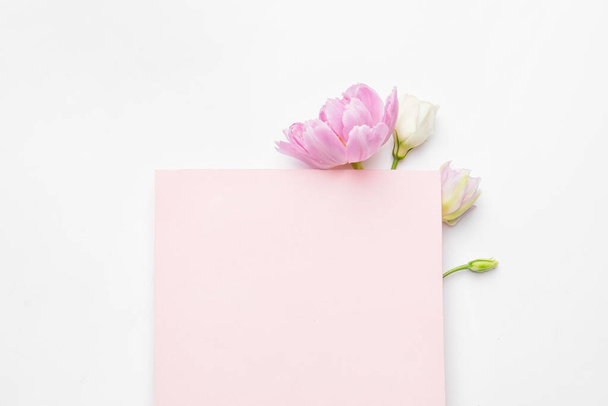 Cartão vazio com belas flores no fundo branco - Foto, Imagem