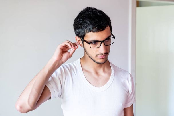 Muslim putzt sich das Ohr - Foto, Bild