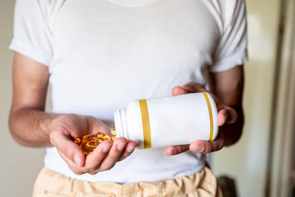 Muslim drží pilulky a láhev - Fotografie, Obrázek