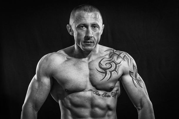 Muscle man met tatoeages - Foto, afbeelding