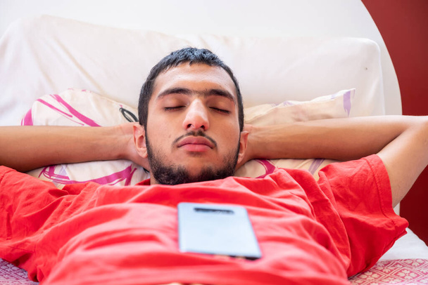Hombre musulmán durmiendo una siesta en el dormitorio - Foto, Imagen