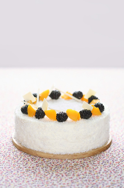 Kokos & Marshmallow-Kuchen mit Kokosflocken, Brombeeren und Pfirsichstücken - Foto, Bild