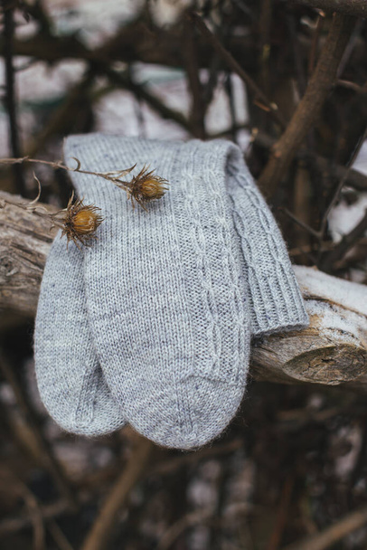 Une paire de chaussettes grises tricotées à la main sur fond rustique foncé. Couleurs naturelles.  - Photo, image