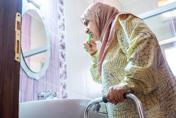 Мусульманская женщина-инвалид пытается зависеть от себя - Фото, изображение