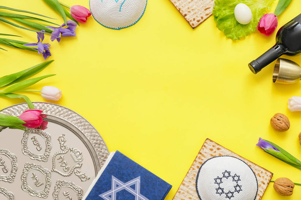 Composition festive pour la célébration de la Pâque sur fond de couleur - Photo, image