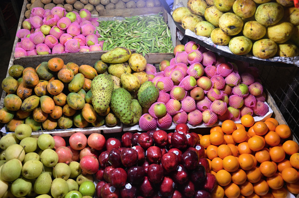 Продовольственный рынок с фруктами и овощами в Канди Шри-Ланка
 - Фото, изображение